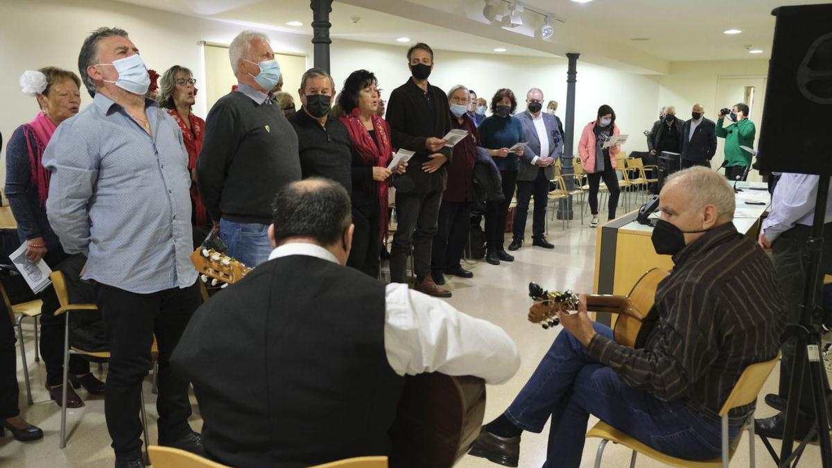 Al final de l’acte es va cantar l’himne d’Andalusia, amb l’acompanyament de dues guitarres | ALEX GUERRERO