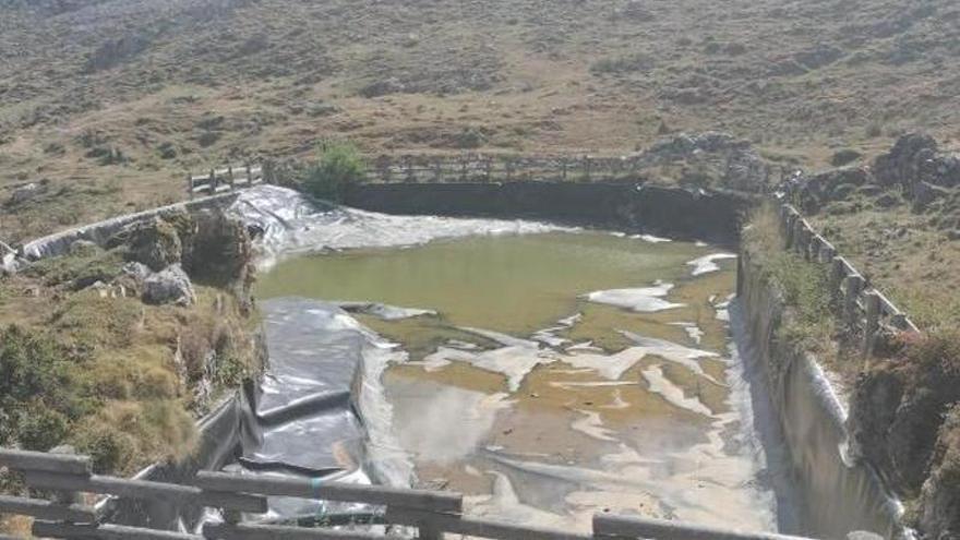 La balsa del Angliru, apenas sin agua, antes de la actuación municipal.