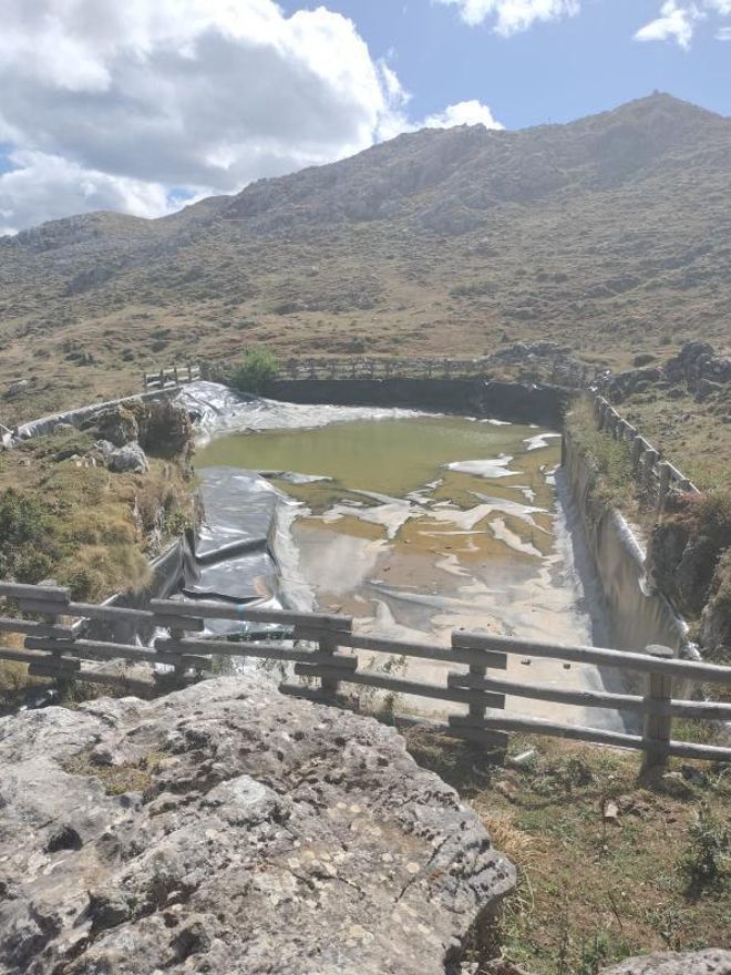 Alarma sequía: la falta de lluvias obliga a Riosa a fletar cubas de agua para poder dar de beber al ganado en la zona del Angliru
