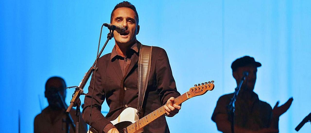 Actuación de Jorge Drexler en el auditorio Mar de Vigo en junio de 2014.