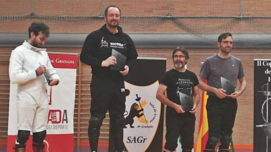 Daniel López, en lo alto del podio de la Copa de España de esgrima histórica.