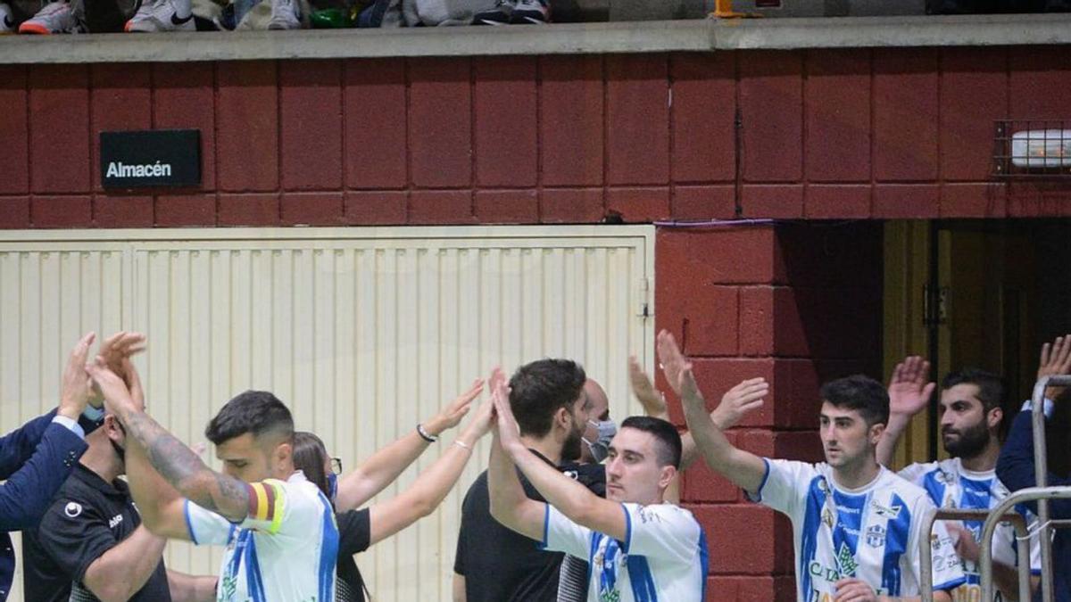 Los blanquiazules saltan a la pista en La Rosaleda. | At. Benavente