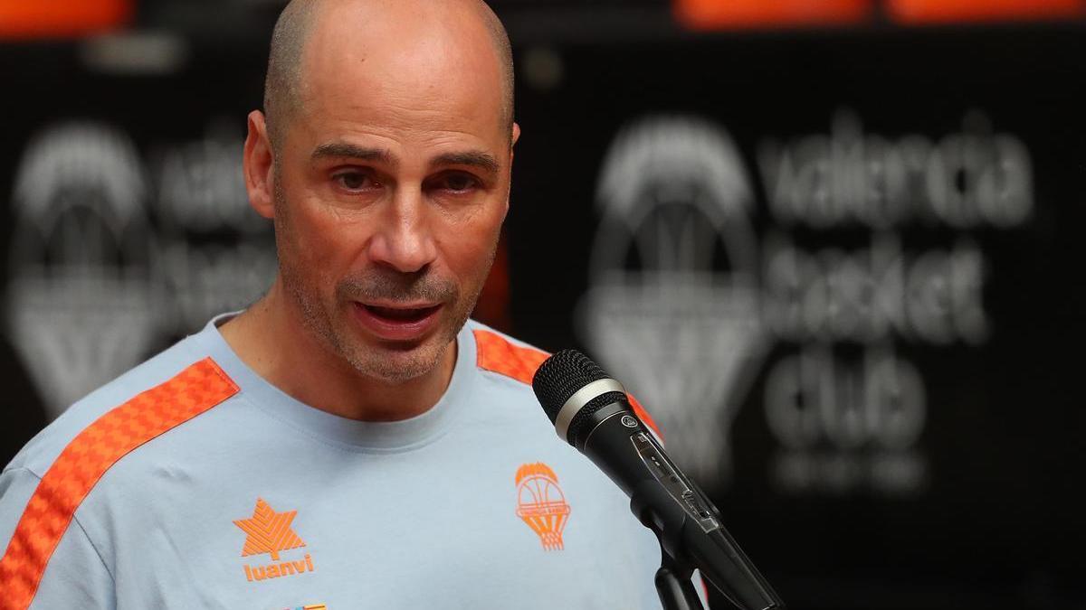 El entrenador del Valencia Basket, Joan Peñarroya, en La Fonteta