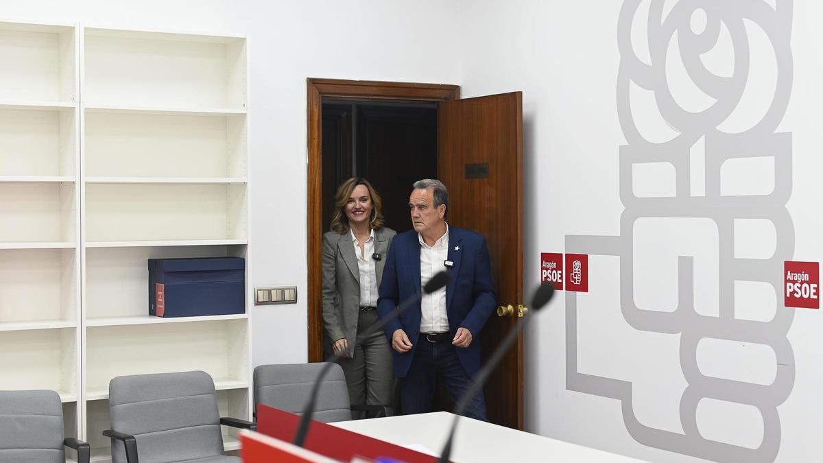 Pilar Alegría y Juan Antonio Sánchez Quero, antes del último Comité Provincial del PSOE Zaragoza.
