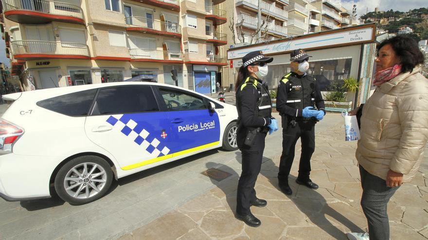 Agents de la Policia Local de Blanes patrullant al carrer per vetllar pel confinament de la gent