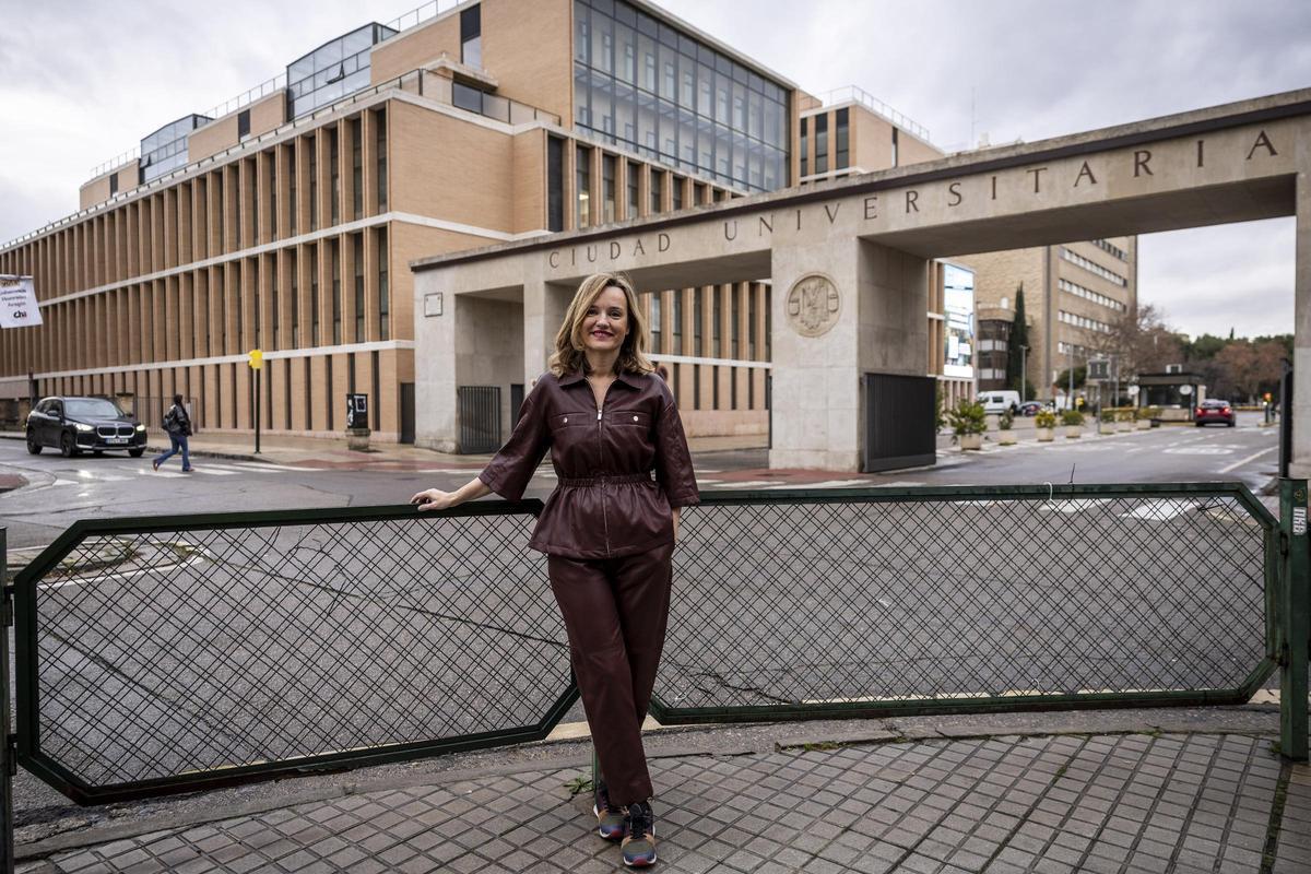 Alegría, en las puertas del campus universitario.