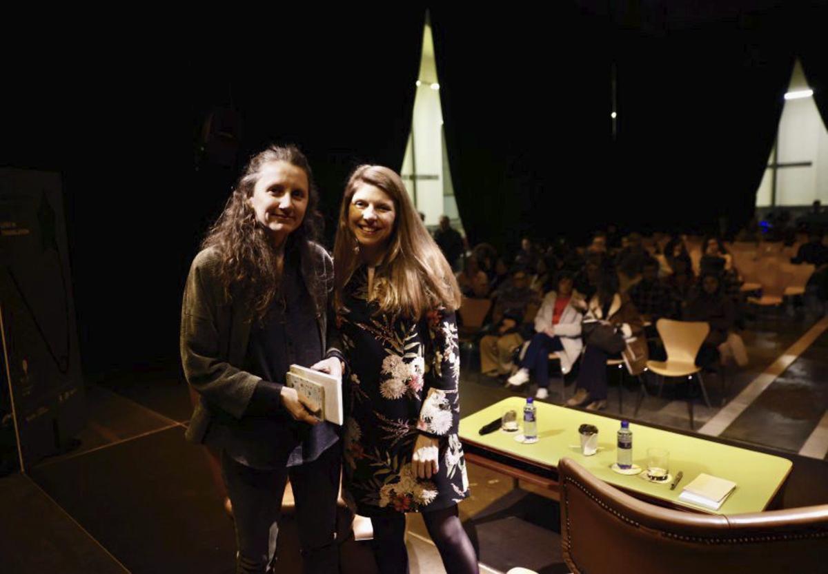 Carolina Sarmiento (a la izquierda), con Miriam Reyes. | MARCOS LEÓN