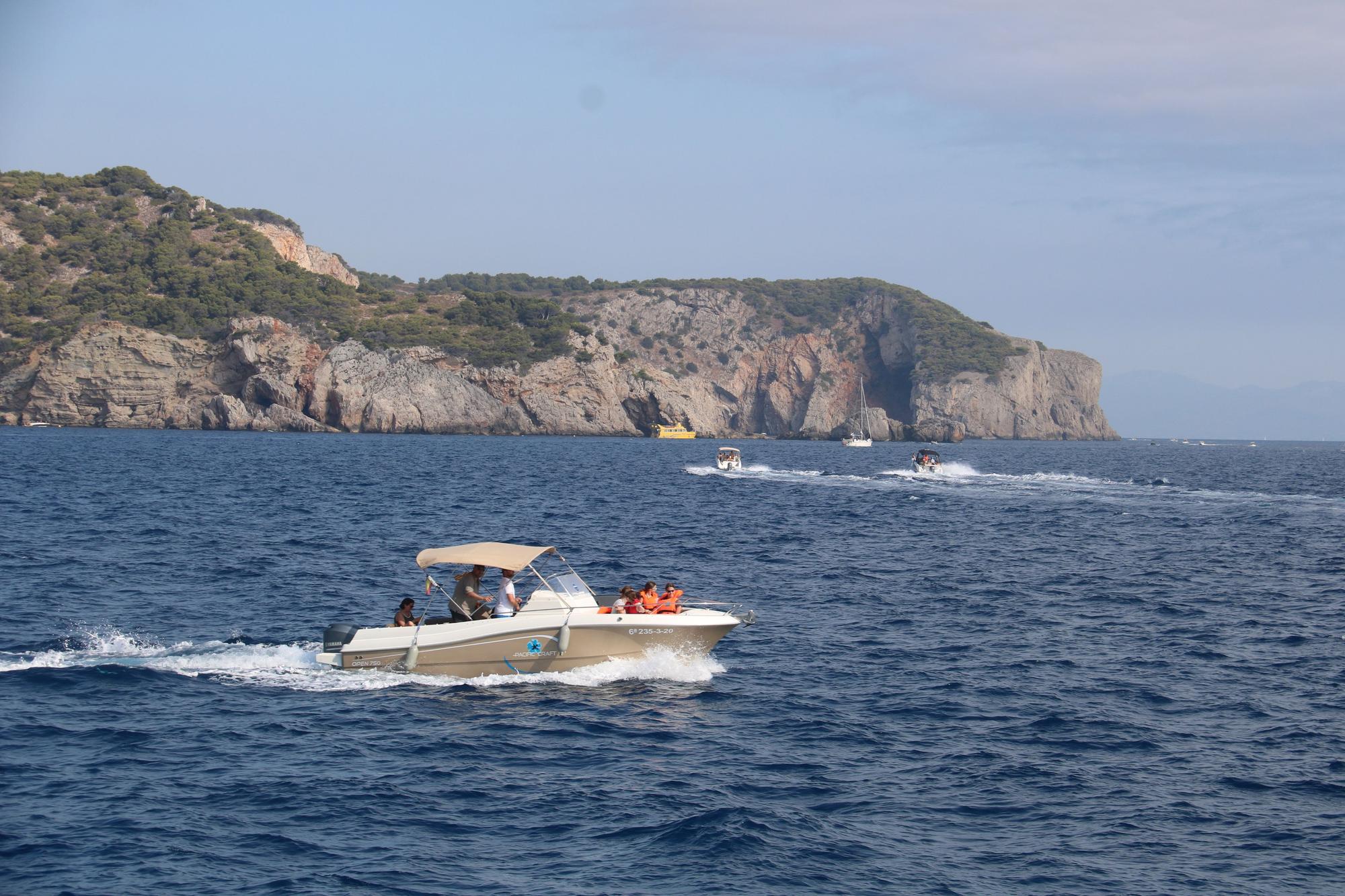 Embarcacions al voltant de les Illes Medes