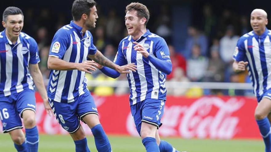 De izq.a dcha. Dani Torres, Camarasa e Ibai Gómez celebran uno de los goles que el Alavés anotó en El Madrigal.