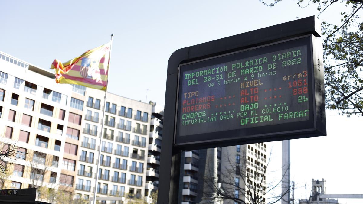 En plaza Aragón hay un panel que a diario ofrece la información del polen en la ciudad.