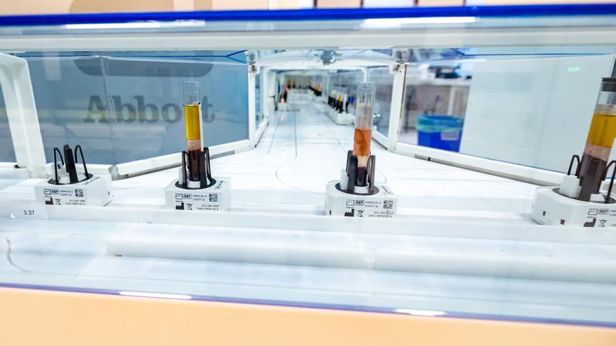 Robots transportan las muestras de sangre y orina de los pacientes en el Hospital de Sant Joan
