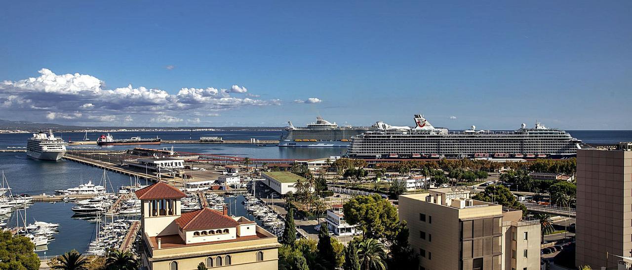 El puerto de Palma va recuperando la actividad como antes de la crisis, con la coincidencia de varios cruceros en el puerto.  | B. RAMON