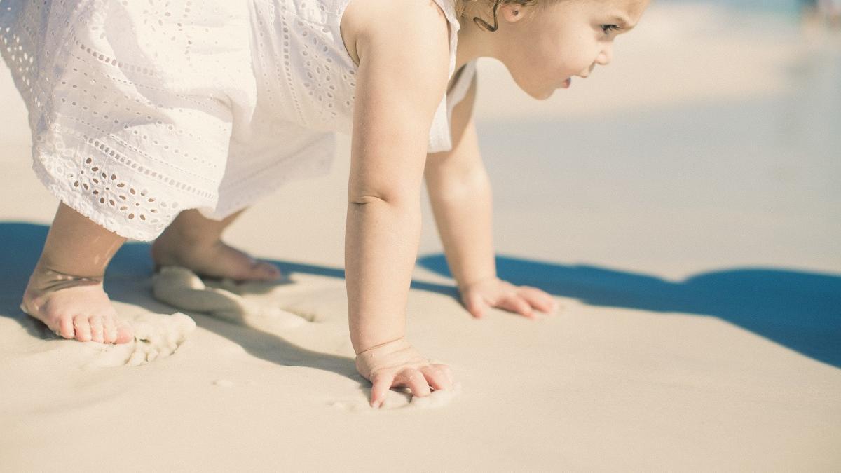 Los niños menores de 3 años son especialmente sensibles al sol porque su piel es más delicada, fina y permeable.