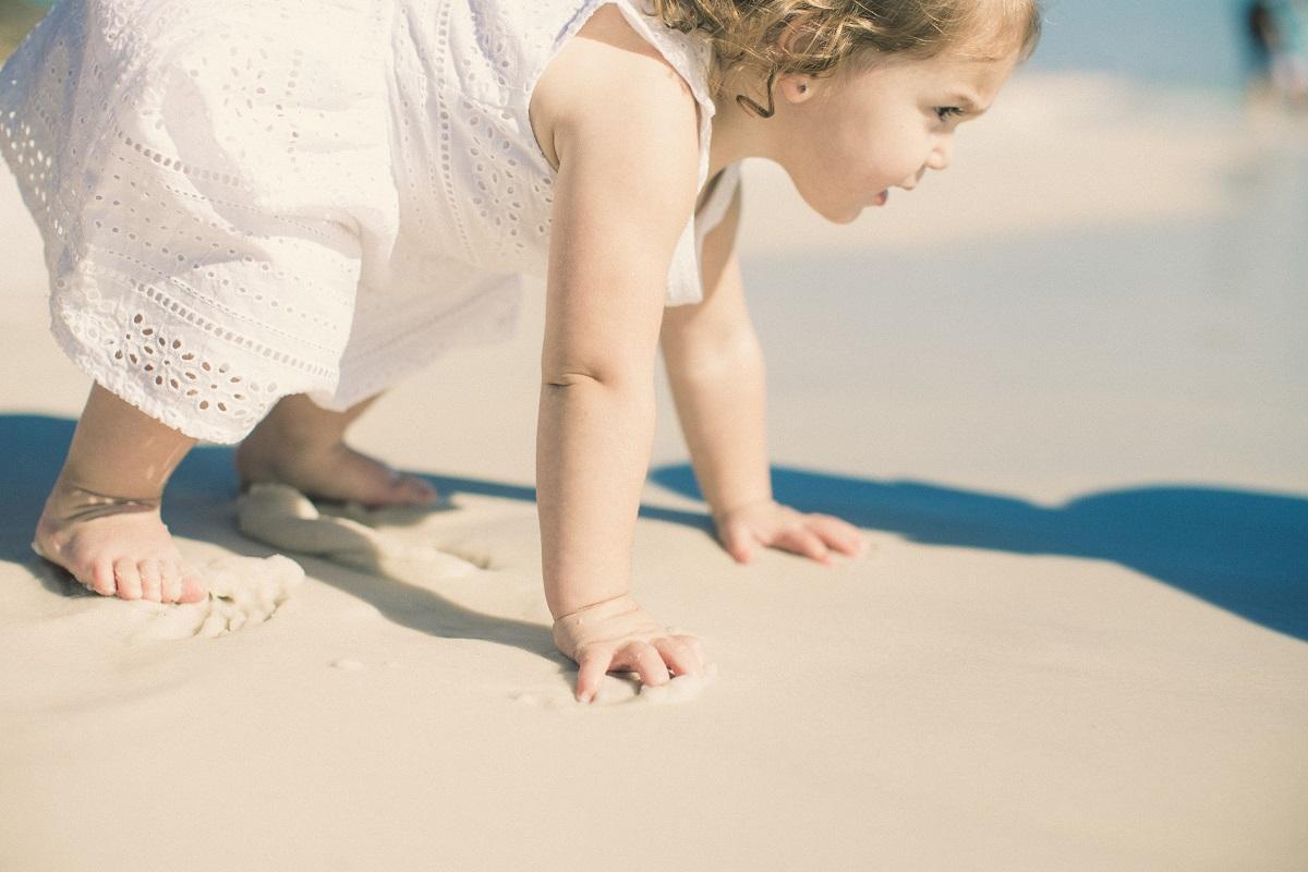 Los niños menores de 3 años son especialmente sensibles al sol porque su piel es más delicada, fina y permeable.