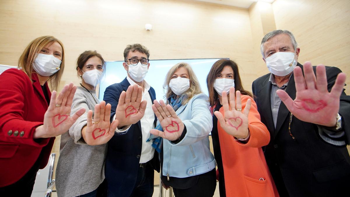 Las doctoras Maceira y Zorio, José Durán, la doctora Boraita; y la directora y el presidente de Quaes, Míriam Pastor y el doctor Javier Benítez.