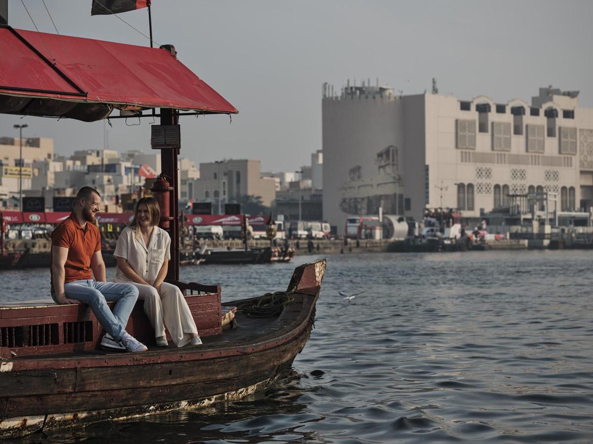 Un relajante paseo en barco por Dubai Creek, un lugar icónico que revela el contraste entre el antiguo y el nuevo Dubái