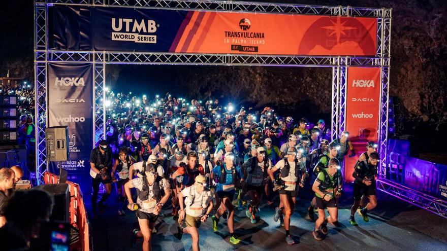 Momento de la salida de los corredores de la prueba ‘Ultra’. | | EL DÍA