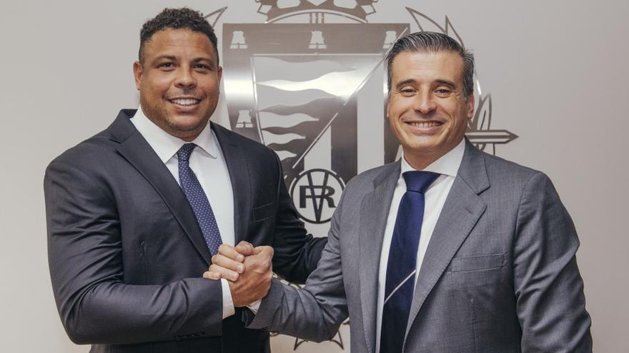 El exfutbolista Ronaldo Nazário de Lima, propietario del Real Valladolid, junto a Miguel Ángel Gómez, nuevo director deportivo de la UD Ibiza.