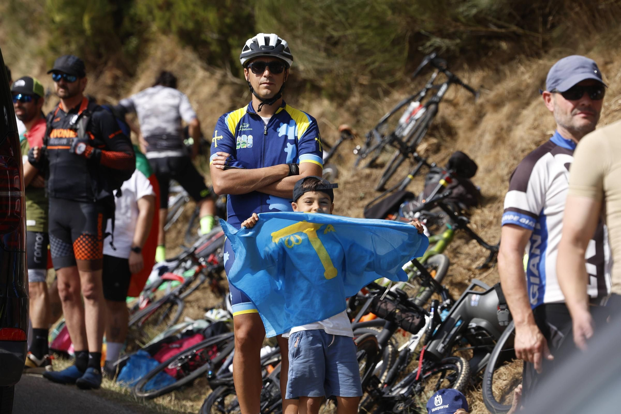 FOTOS: Ambientazo en Asturias para seguir una jornada de ciclismo con la Vuelta a España