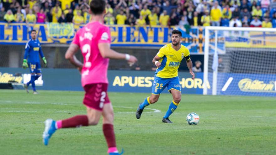 Aythami Artiles durante un lance del último derbi en el Gran Canaria