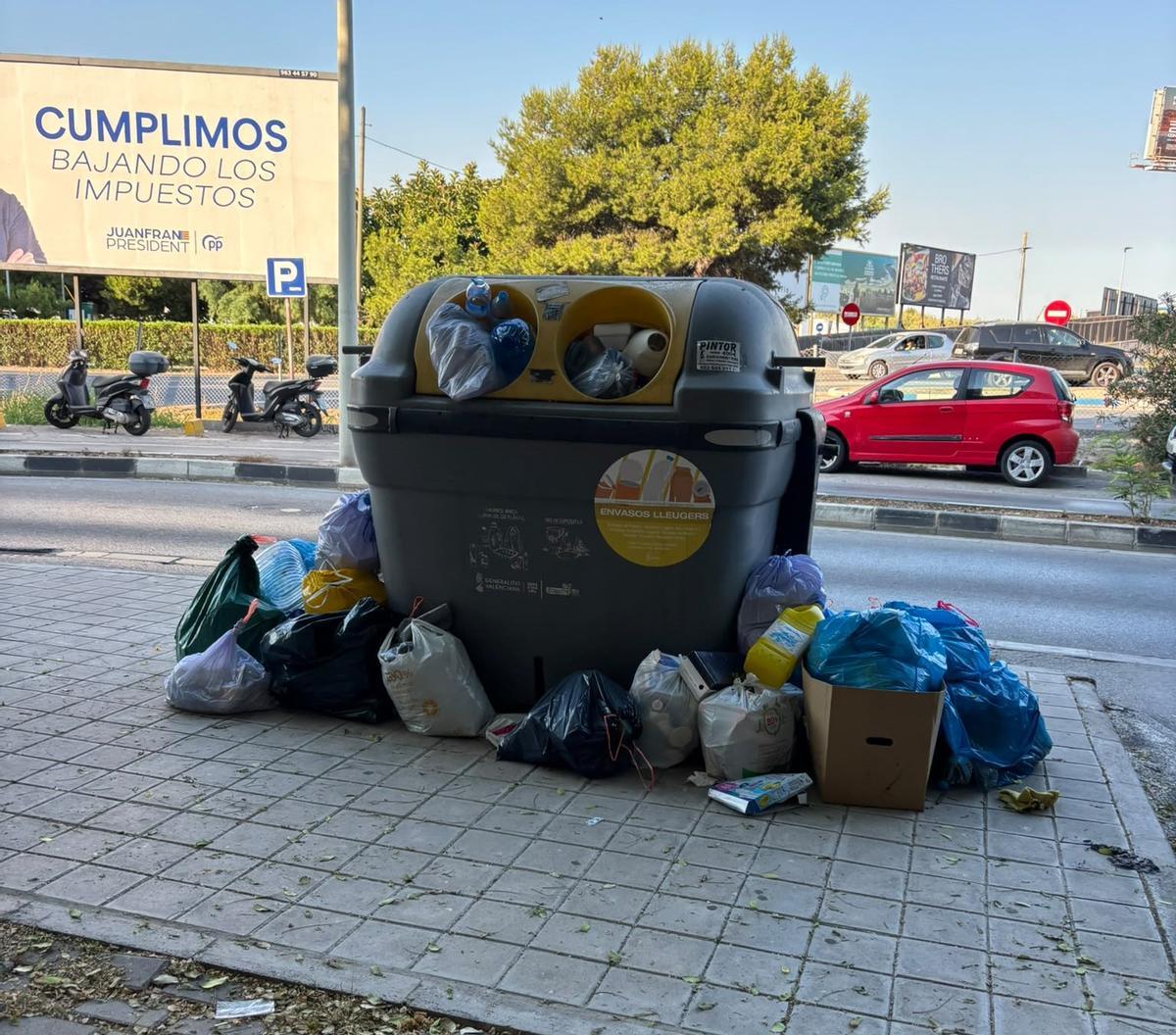 Uno de los contenedores llenos en Port Saplaya.