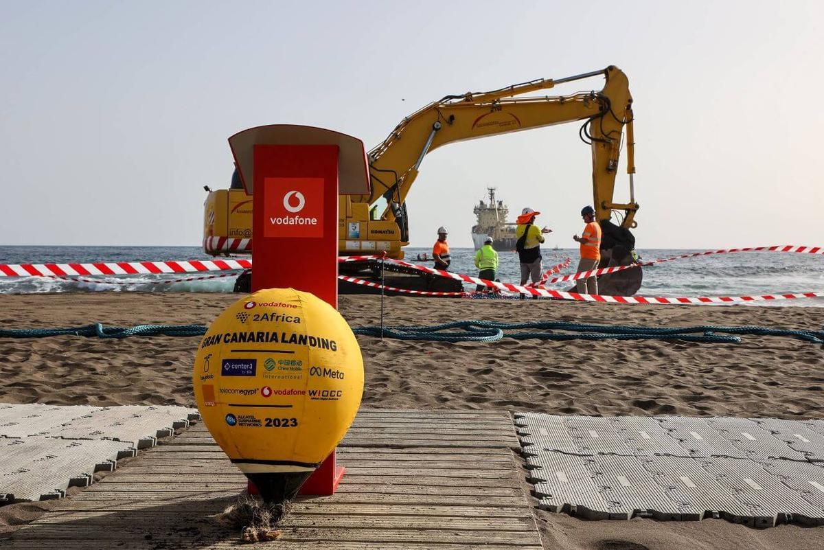 Despliegue en Tenerife de un cable submarino de fibra óptica que conecta a las Islas con la Península y a su vez con África.