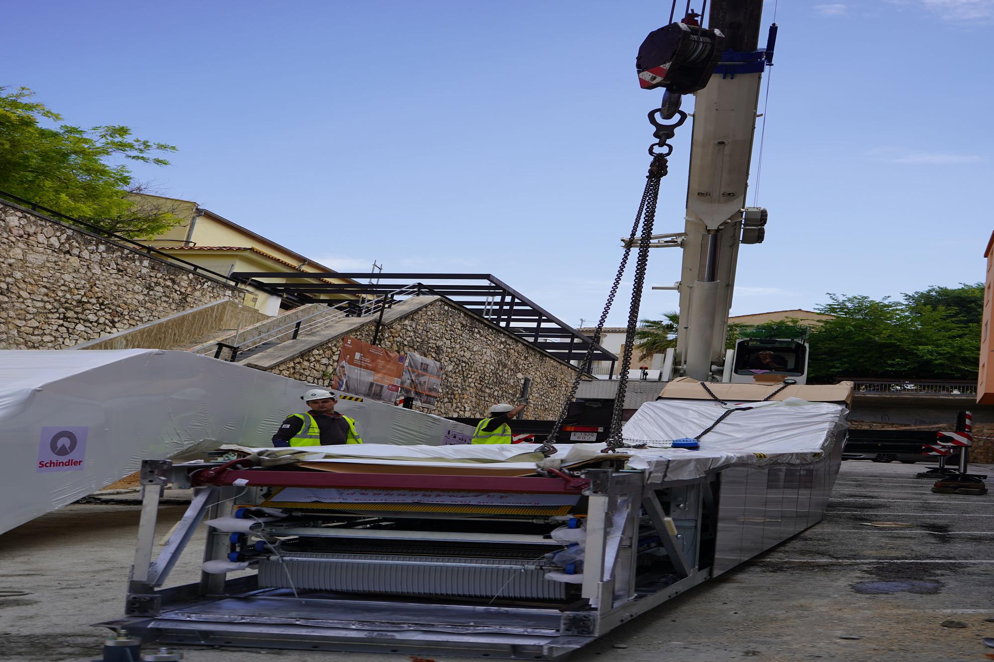 Inician el montaje de las escaleras mecánicas del Mercat de Ontinyent