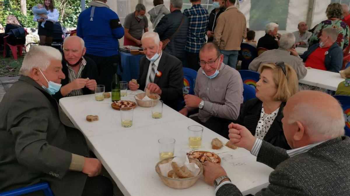 Un grupo de amigos disfrutando de la sesión vermú en Moaña.   | // S.A.