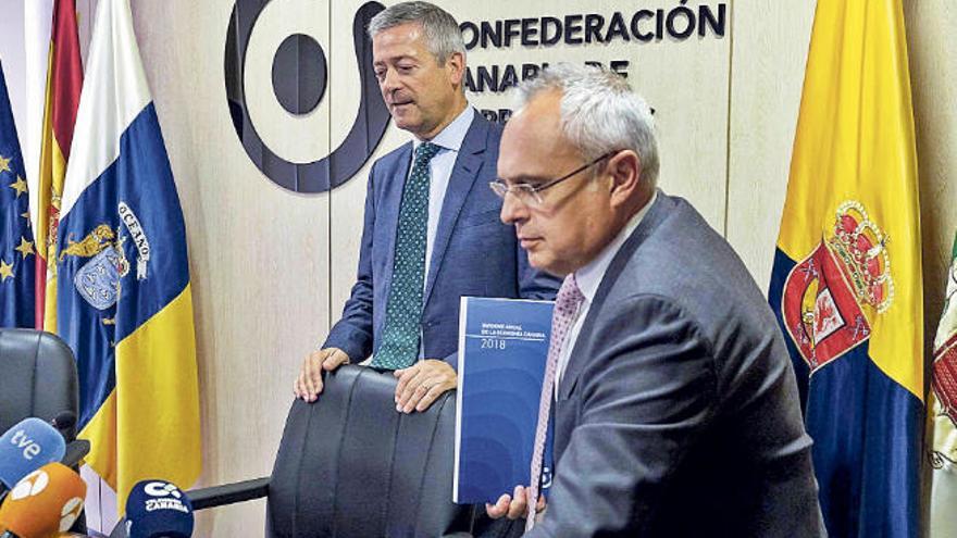 Agustín Manrique de Lara y José Cristóbal García, ayer, antes de la presentación del Informe Anual de la CCE.