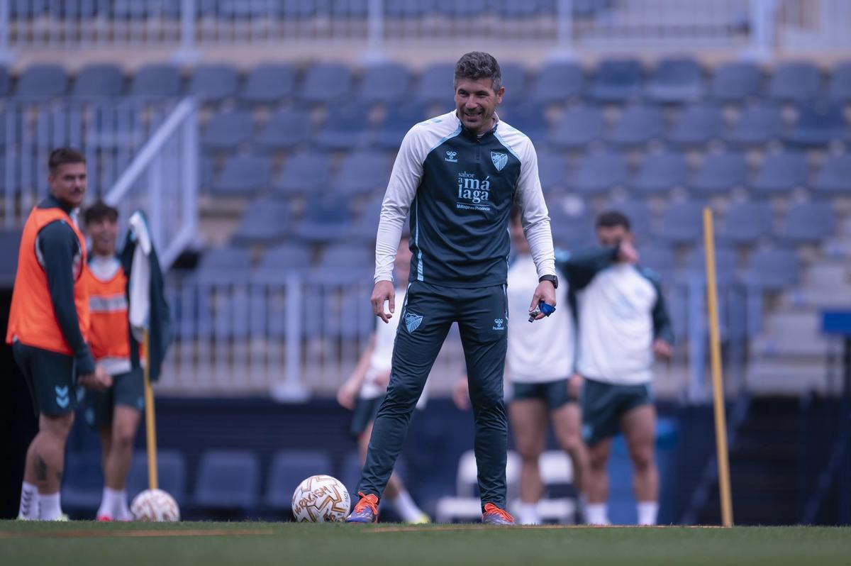 Juanfran Funes en una sesión de entrenamiento del Málaga CF.