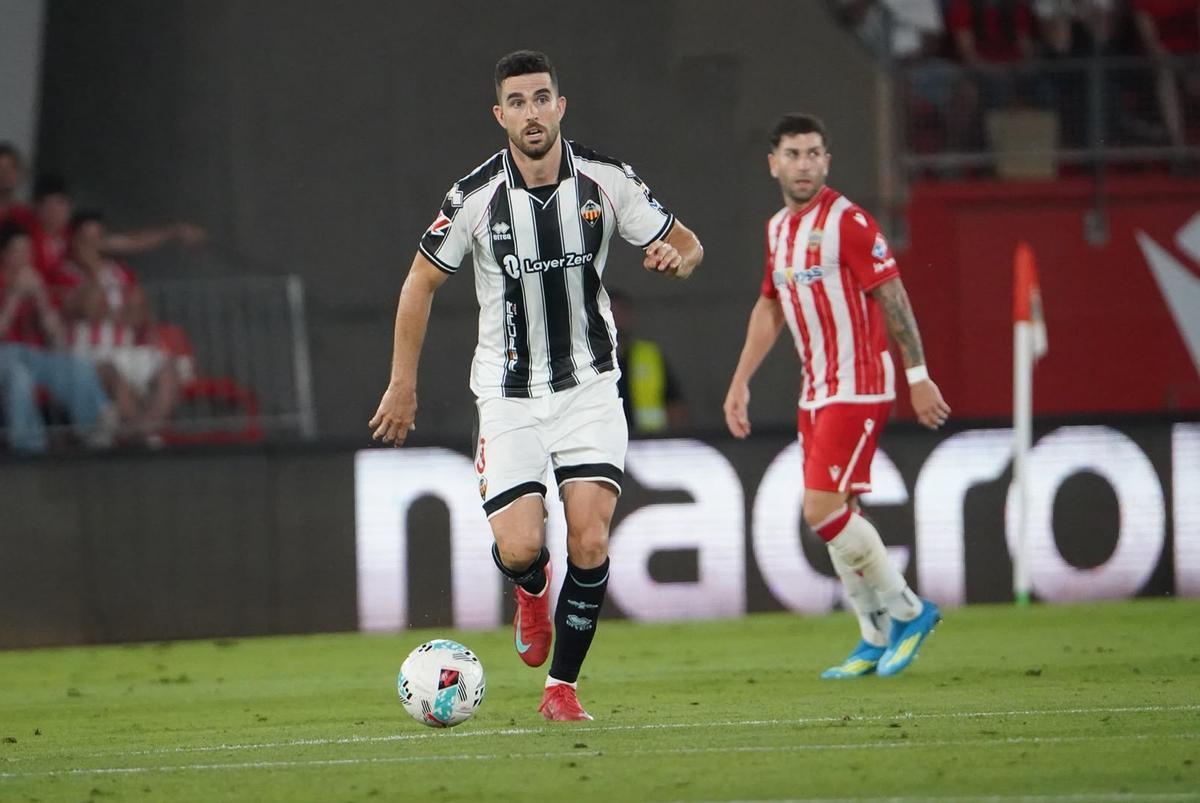 Diego Barri conduciendo el balón