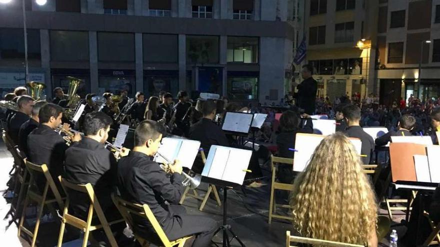 La banda Cidade de Espinho, en la plaza de la Constitución