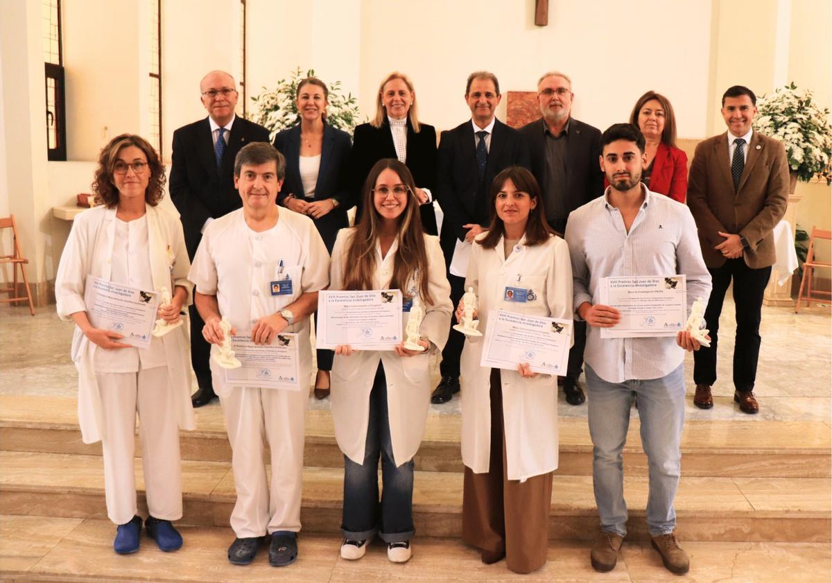 Fotografía de familia de los distinguidos con el Premios a la Excelencia Investigadora del Hospital Sna Juan de Dios del Aljarafe.