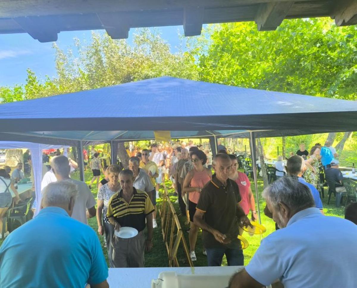 Trabazos abre el verano cultural con la comida de hermandad de socios de "La Peñona"