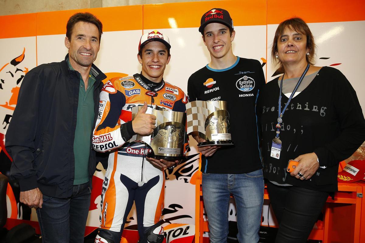 Julià Márquez y Roser Alentá, junto a sus hijos Marc y Àlex.