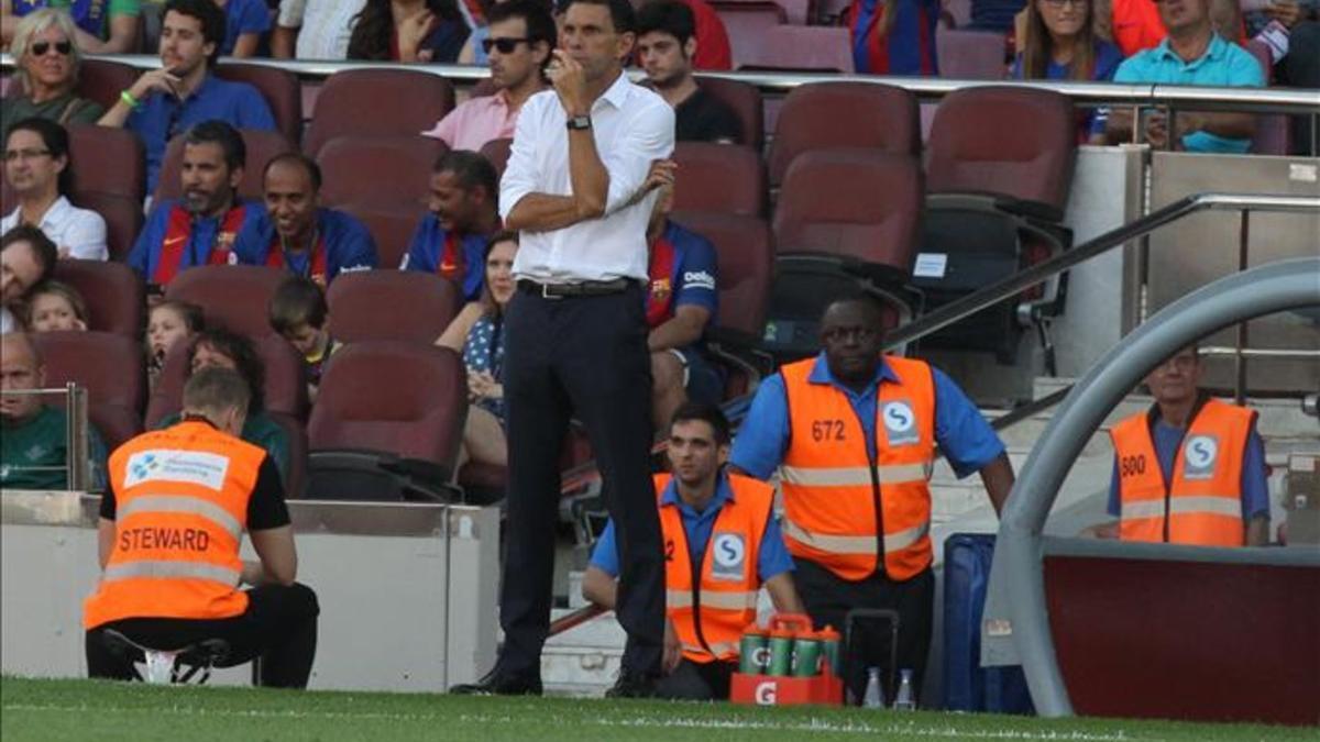 Gustavo Poyet empezó con mal pie su trayectoria en el Betis cayendo goleado por el Barça