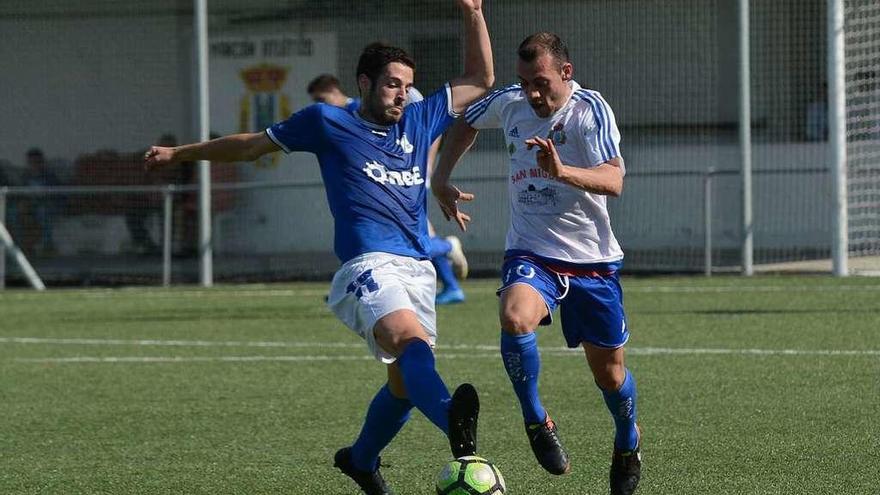 Gelillo, del Atlético Marcón, conduce el balón durante el encuentro de ayer ante el San Miguel. // R. Vázquez