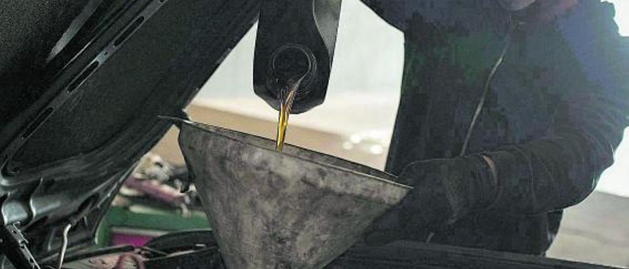 Imagen de un empleado de un taller de reparación de coches en el Archipiélago. | | CARSTEN W. LAURITSEN