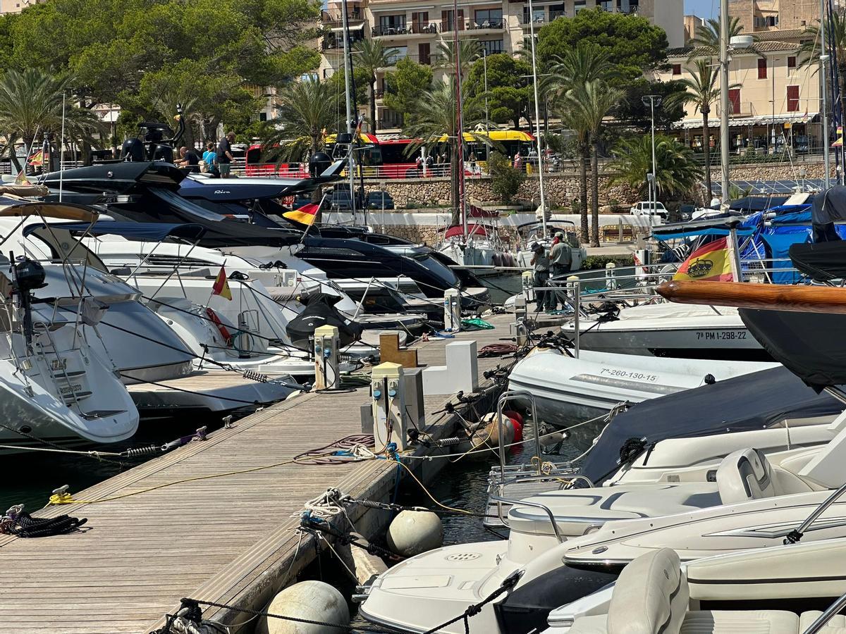 La Guardia Civil inspecciona la lancha en Porto Cristo que supuestamente arrolló y mató a un joven en Cala Bona La Guardia Civil inspecciona la lancha en Porto Cristo que supuestamente arrolló y mató a un joven en Cala Bona