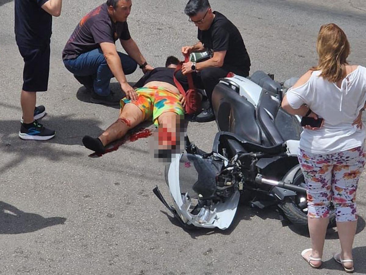 Motorista herido tras chocar contra un autobús en El Vivero.