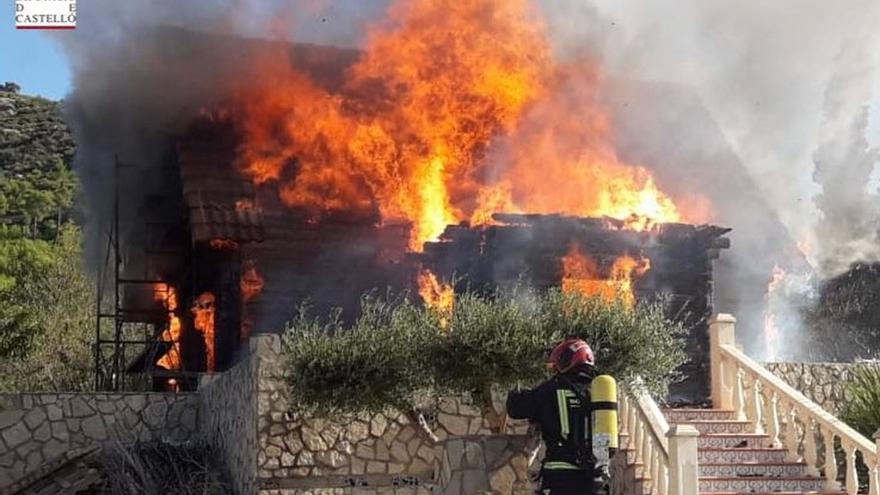 Impactante incendio: el fuego calcina por completo una vivienda