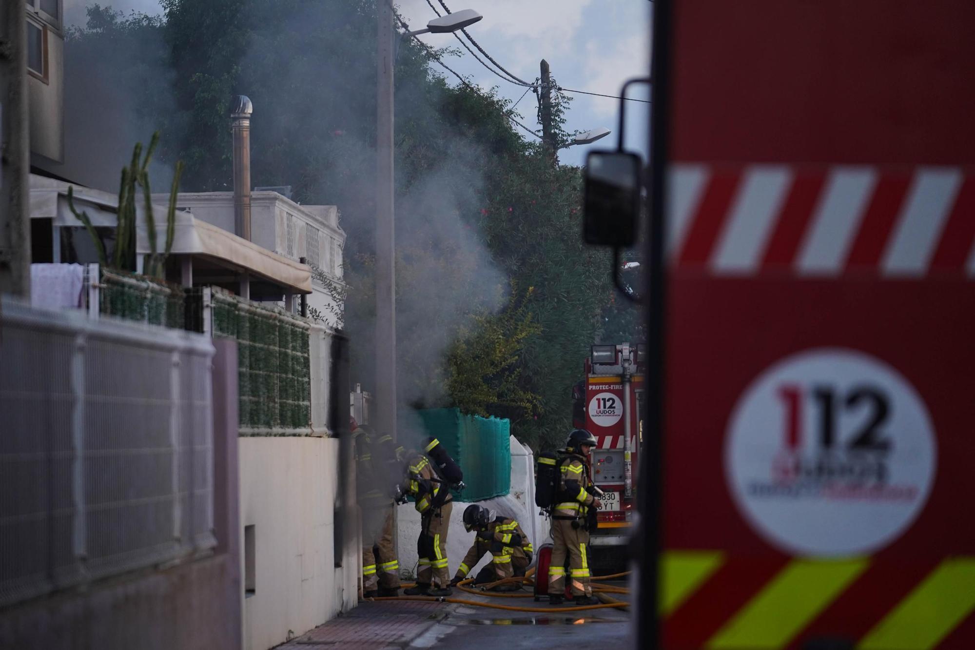 Todas las imágenes del incendio de un garaje lleno de motos en Puis d'en Valls