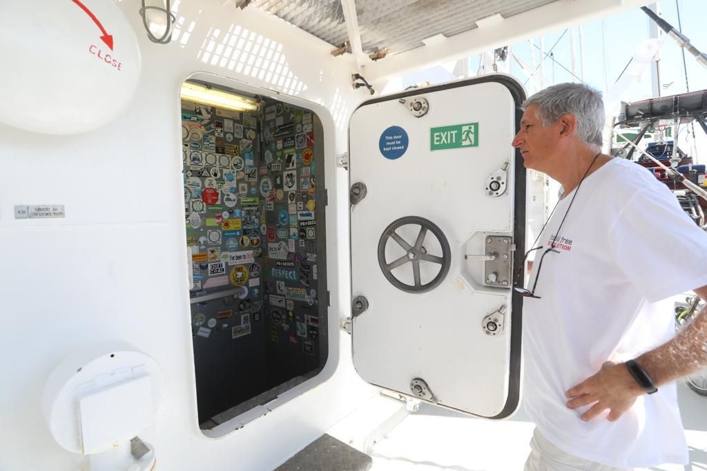 El Rainbow Warrior, buque de Greenpeace, abre sus puertas en València