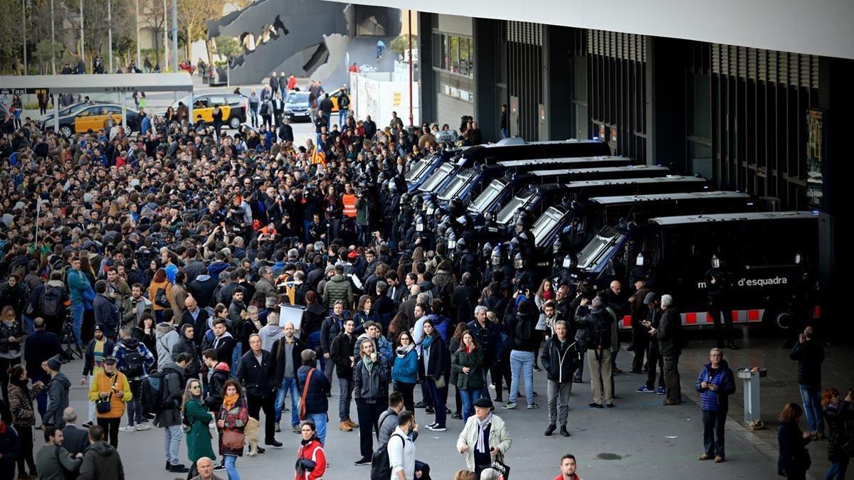 Los mossos controlan los accesos a la estación de Sants, rodeada por manifestantes independentistas.