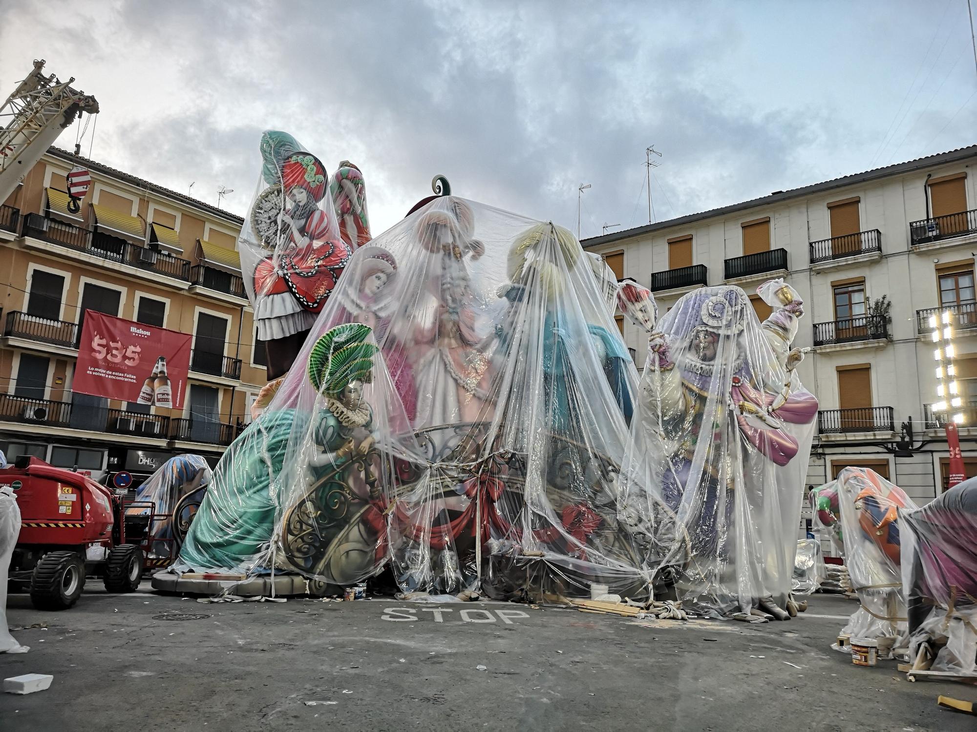 Un chubasquero gigante para proteger la falla Convento Jerusalén de la tormenta