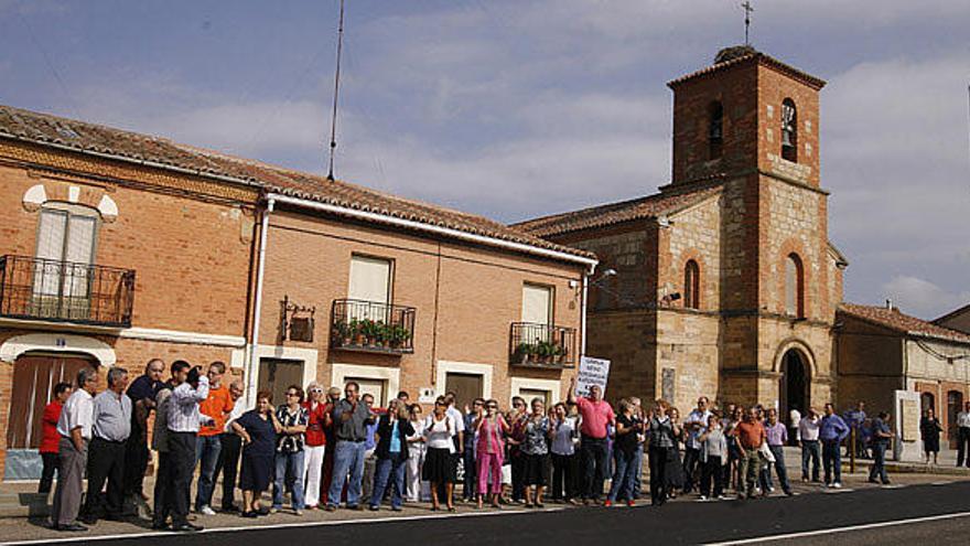 Varios manifestantes obligan a reducir la velocidad a un vehículo.