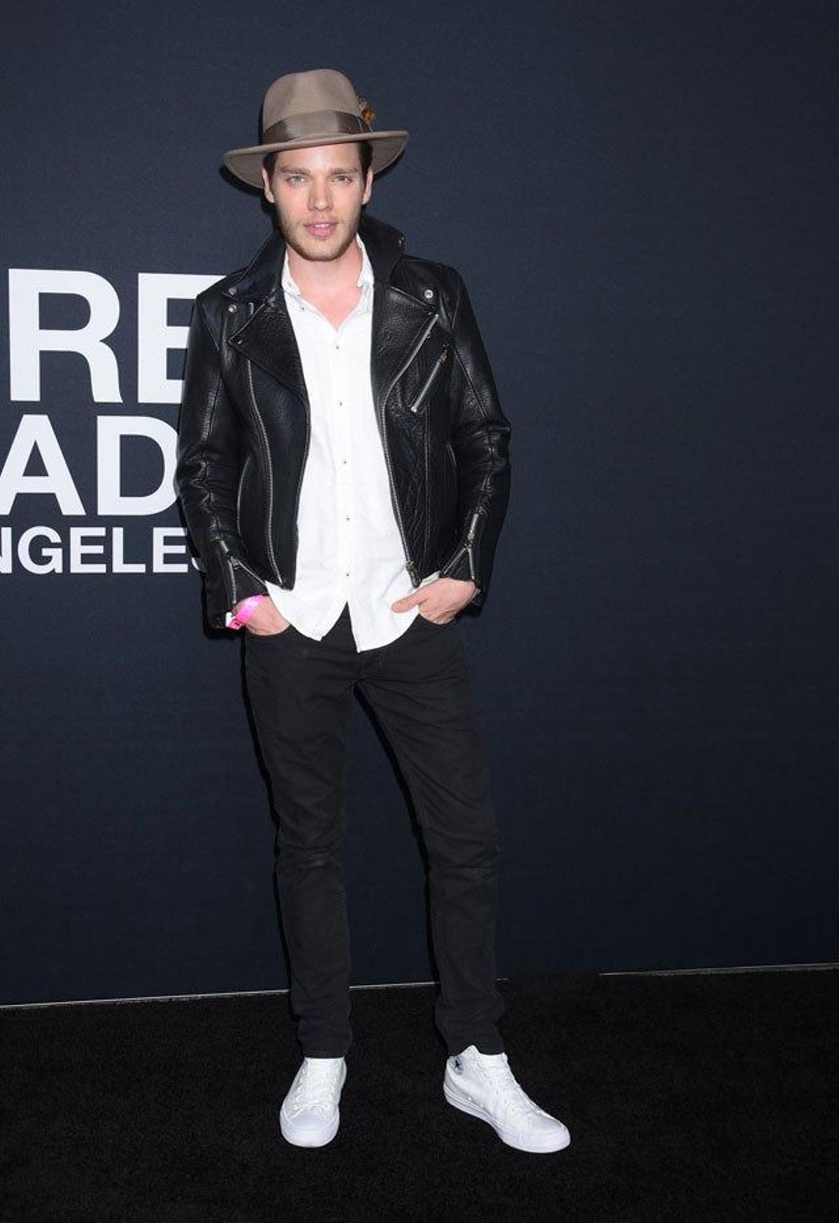 Dominic Sherwood, en el evento de Saint Laurent en The Palladium de Hollywood.