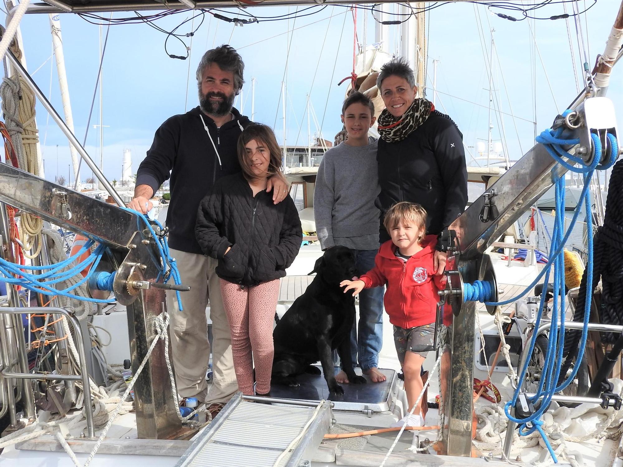 Una familia de navegantes italianos atrapados en Formentera por el covid