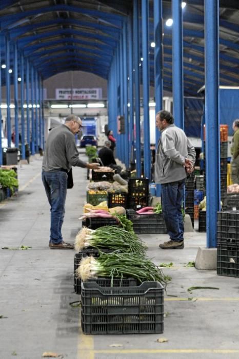 Auf dem Großmarkt wird mit Tonnen an Gemüse, Fleis