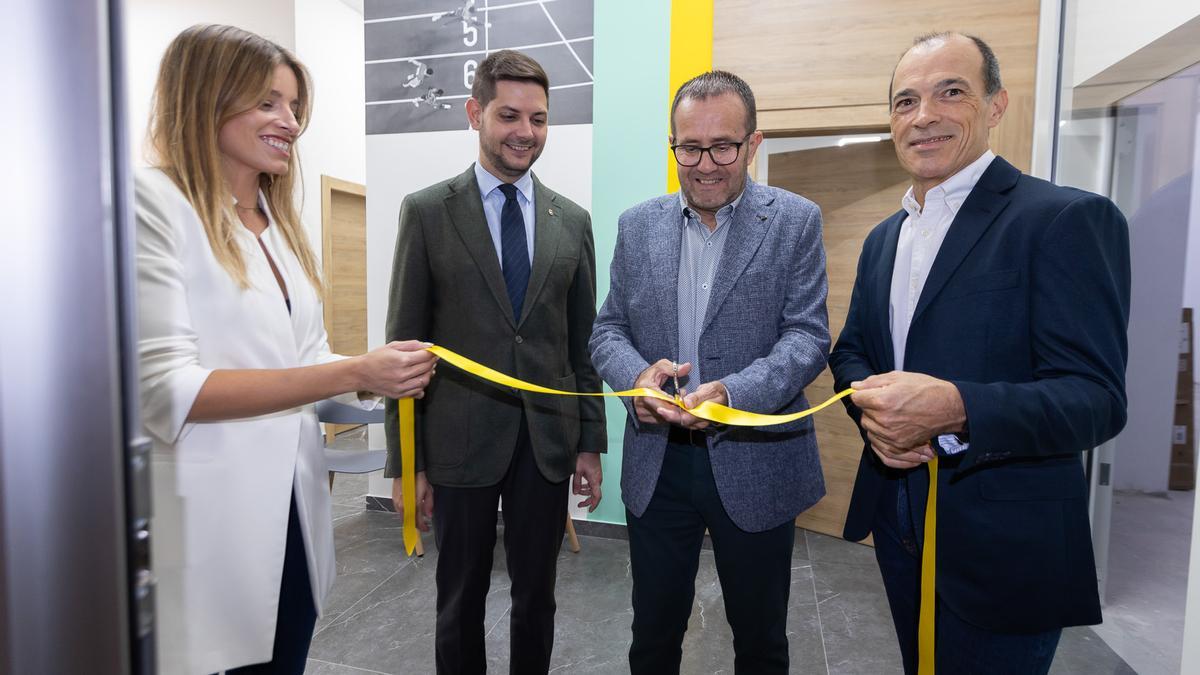 El alcalde de Gandia y dirigentes del CA Safor Teika, en la inauguración de la nueva sede